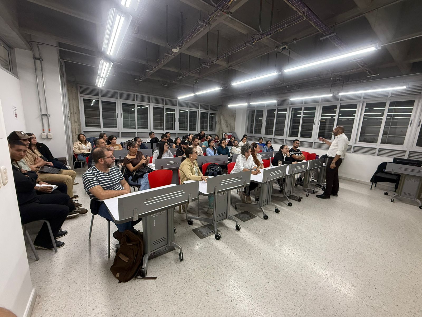 Foto en clase de las mentor铆as especializadas