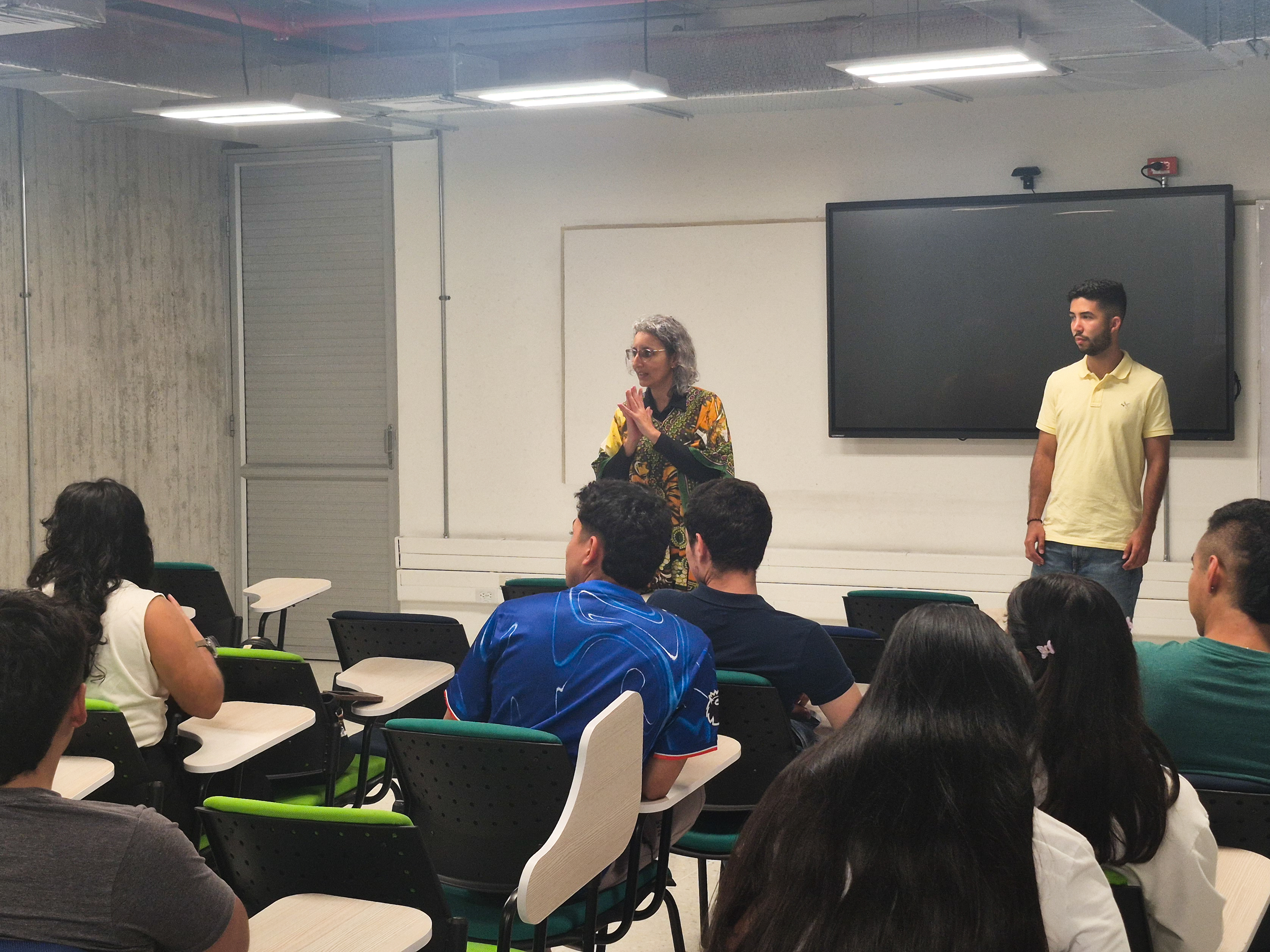 Imagen alusiva a Graduado UTP comparte su experiencia de doble titulación con estudiantes interesados en la EMSE