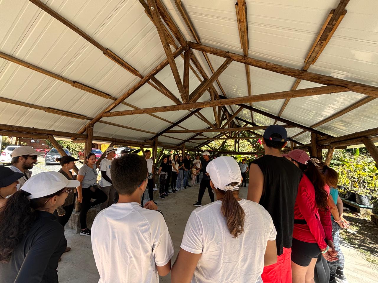 Imagen alusiva a Gran éxito en la primera caminata al Jardín Botánico de la UTP para los Egresados