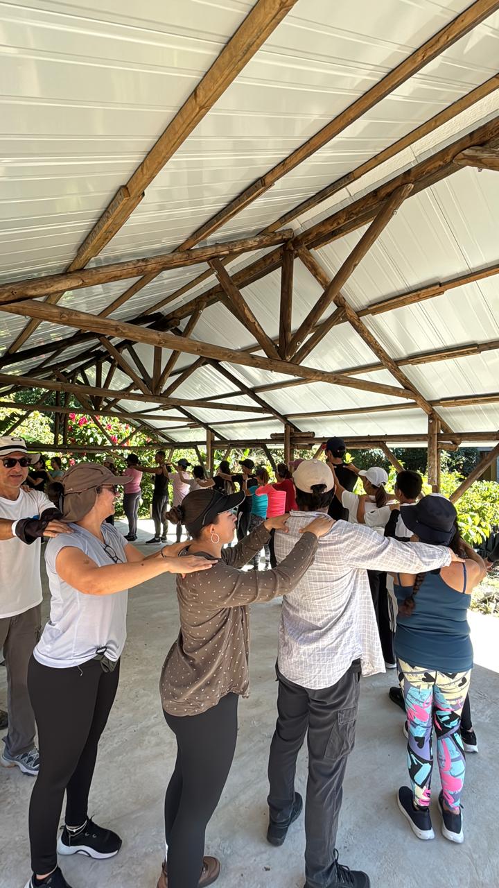 Imagen alusiva a Gran éxito en la primera caminata al Jardín Botánico de la UTP para los Egresados