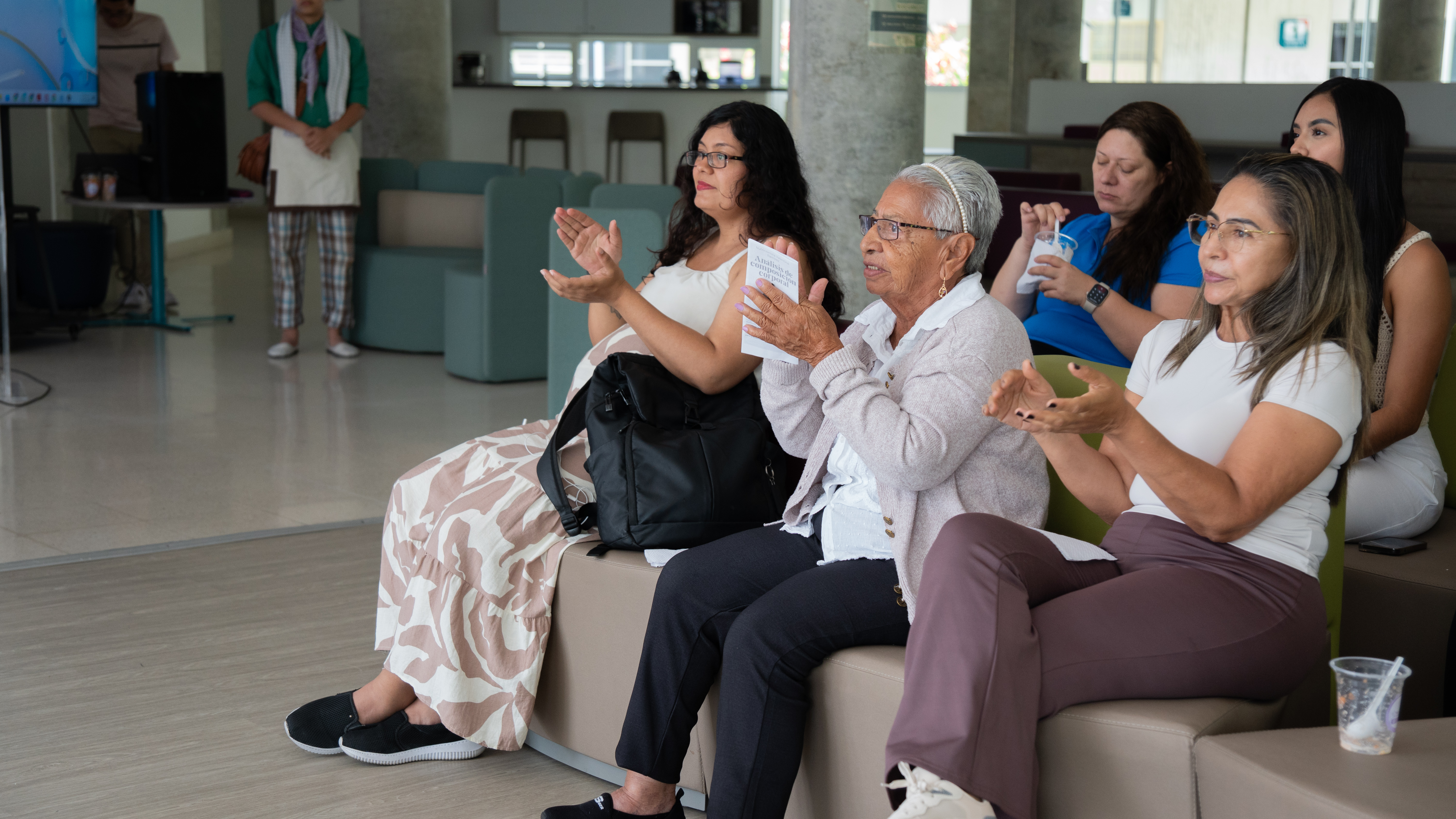 Imagen alusiva a El Bienestar como Motor del Liderazgo: Un Homenaje a las Egresadas de la UTP