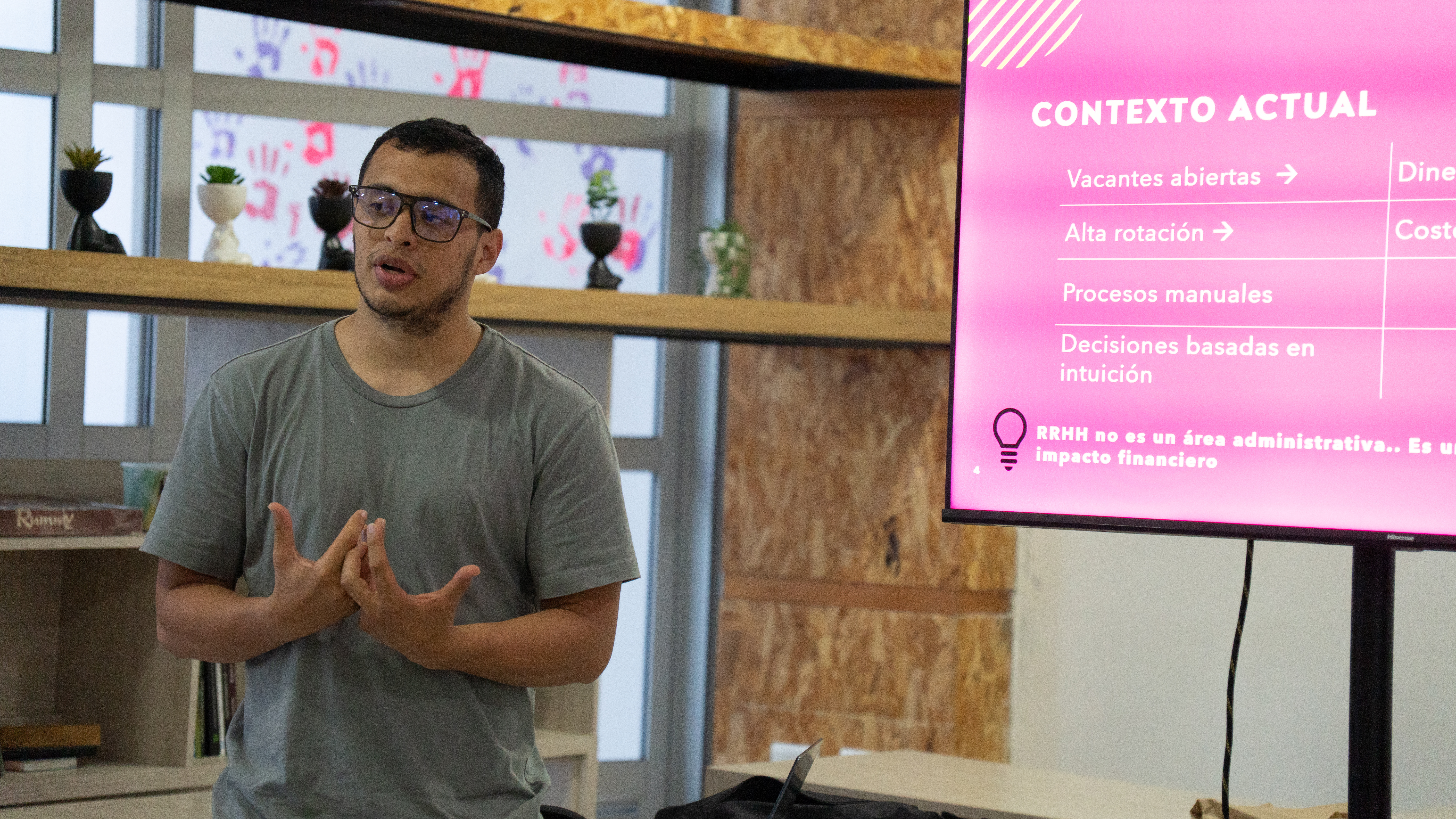 Imagen alusiva a La ASEUTP y la representante de Egresados Paula Villa impulsan la innovación en un Tardeo con Empresarios de la región