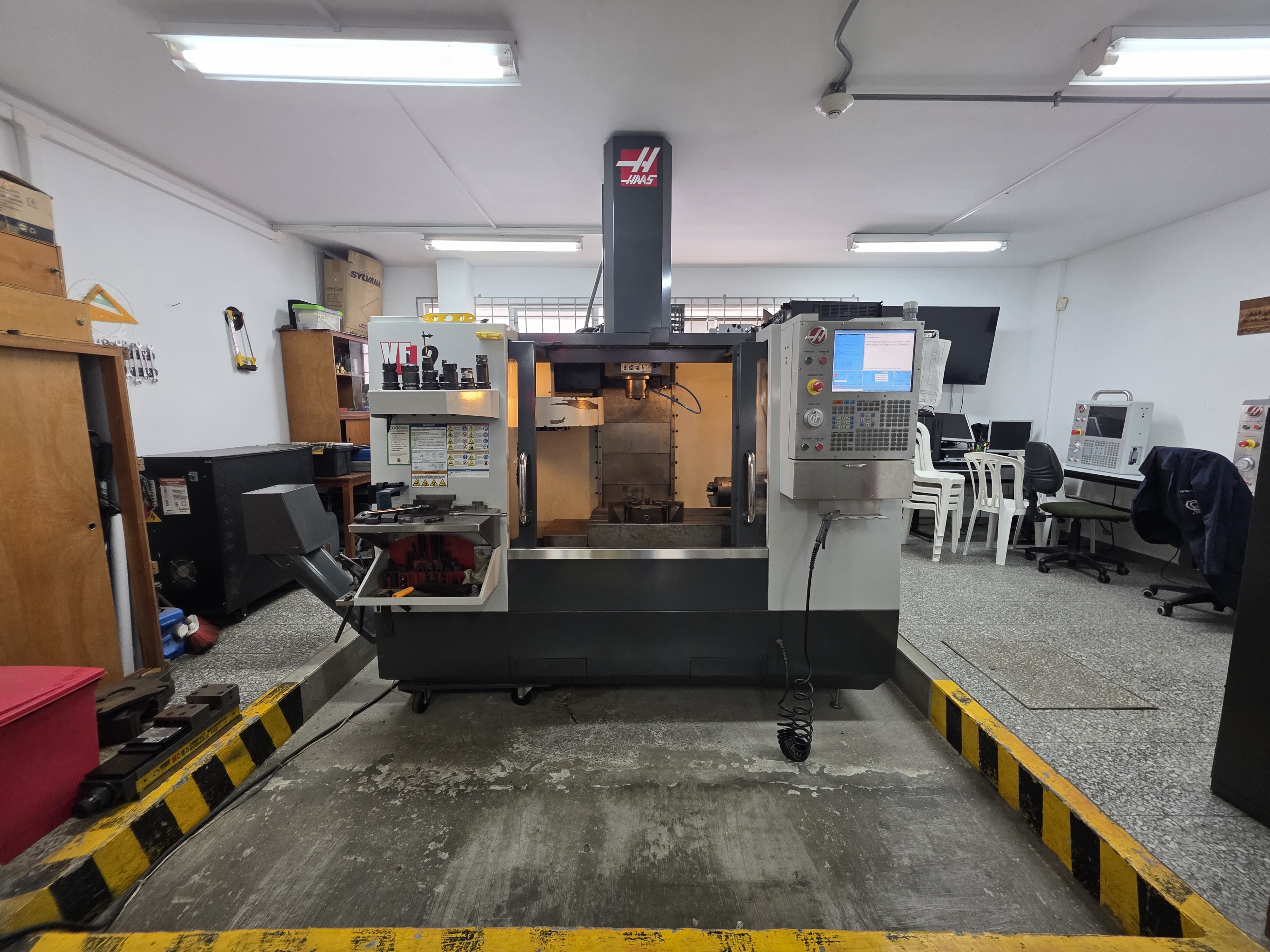 Centro de mecanizado vertical Haas VF-2 del Laboratorio de CNC