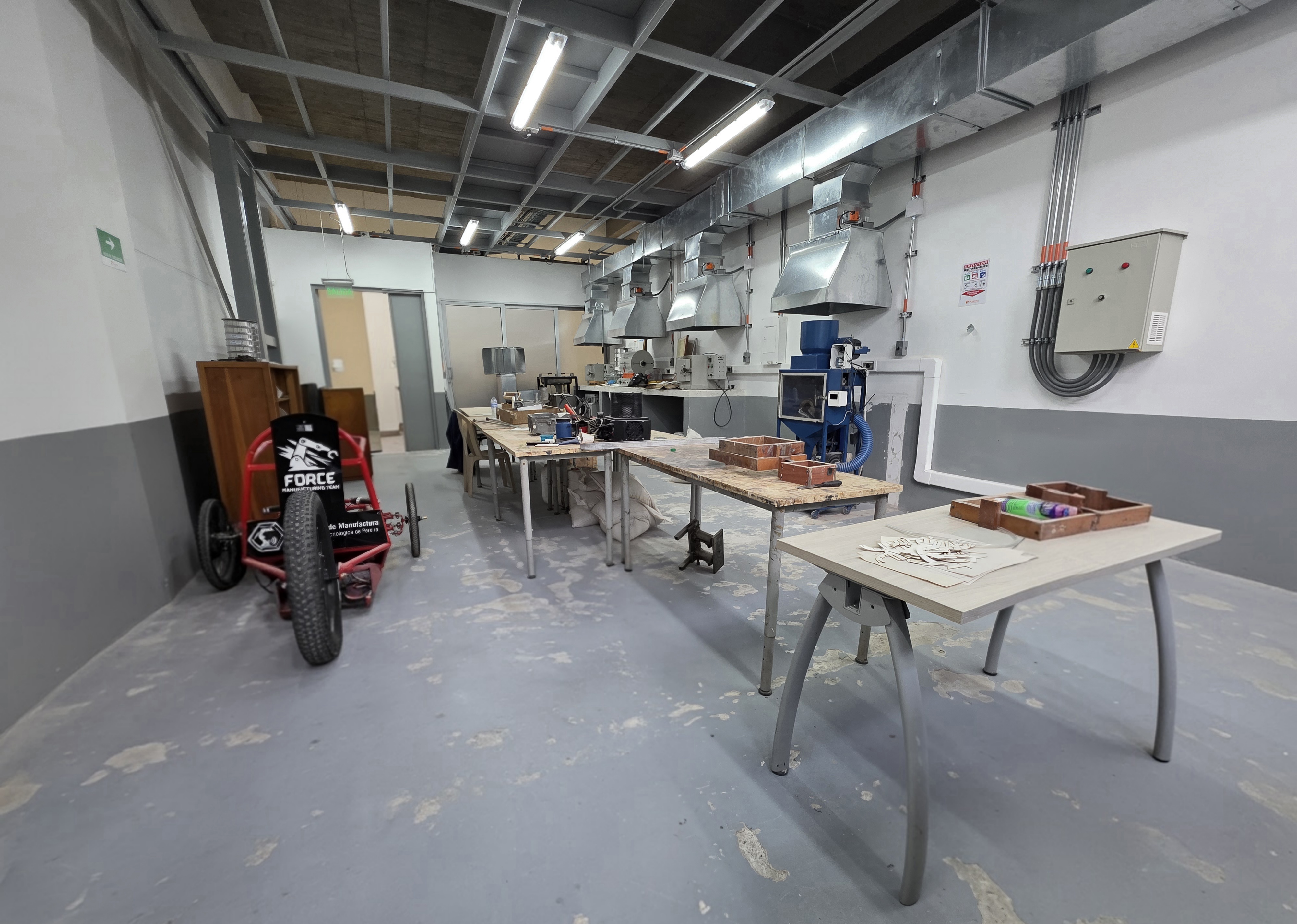 Laboratorio de Fundición con puestos de moldeo en arena y campanas de extracción