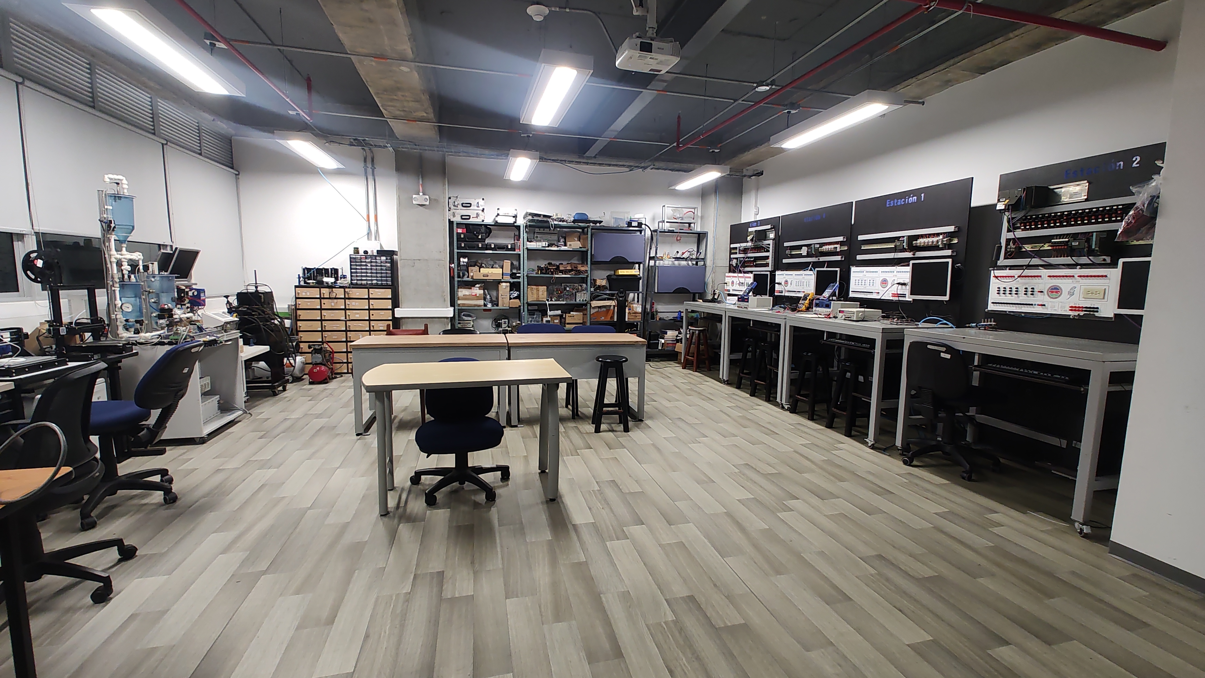 Estaciones de automatización industrial del laboratorio de Mecatrónica