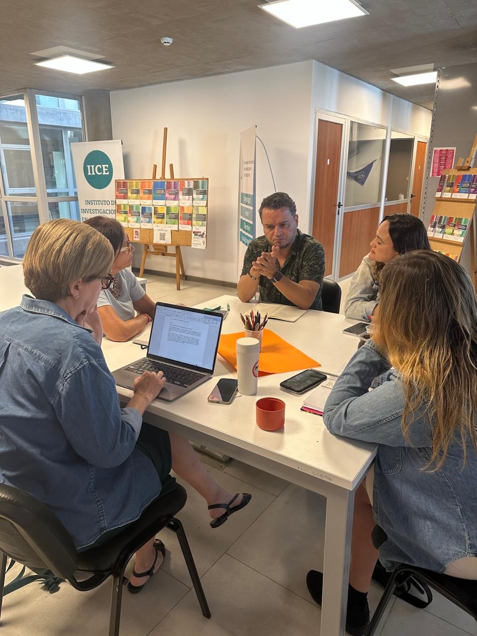 El Dr. Diego Leandro Marín Ossa, figura clave en la reflexión sobre el «Tecnocapitalismo» y la investigación narrativa en el Seminario IICE de la Universidad de Buenos Aires