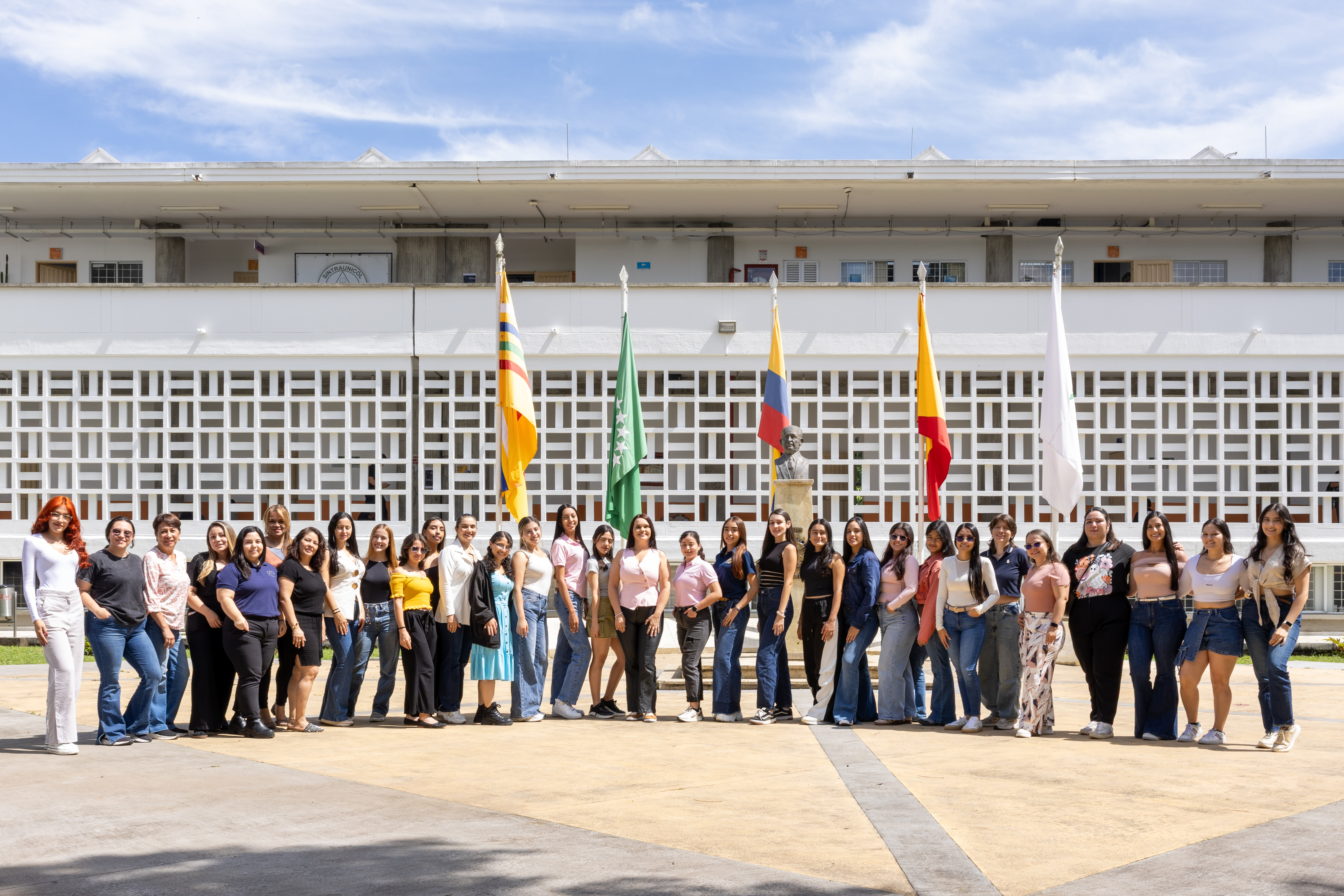 Toma fotográfica de mujeres en la facultad